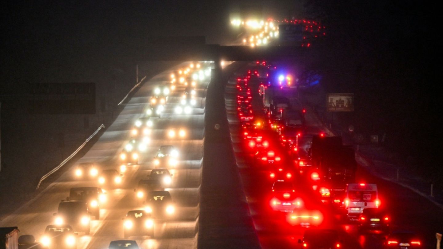Verkehr auf winterlicher Autobahn