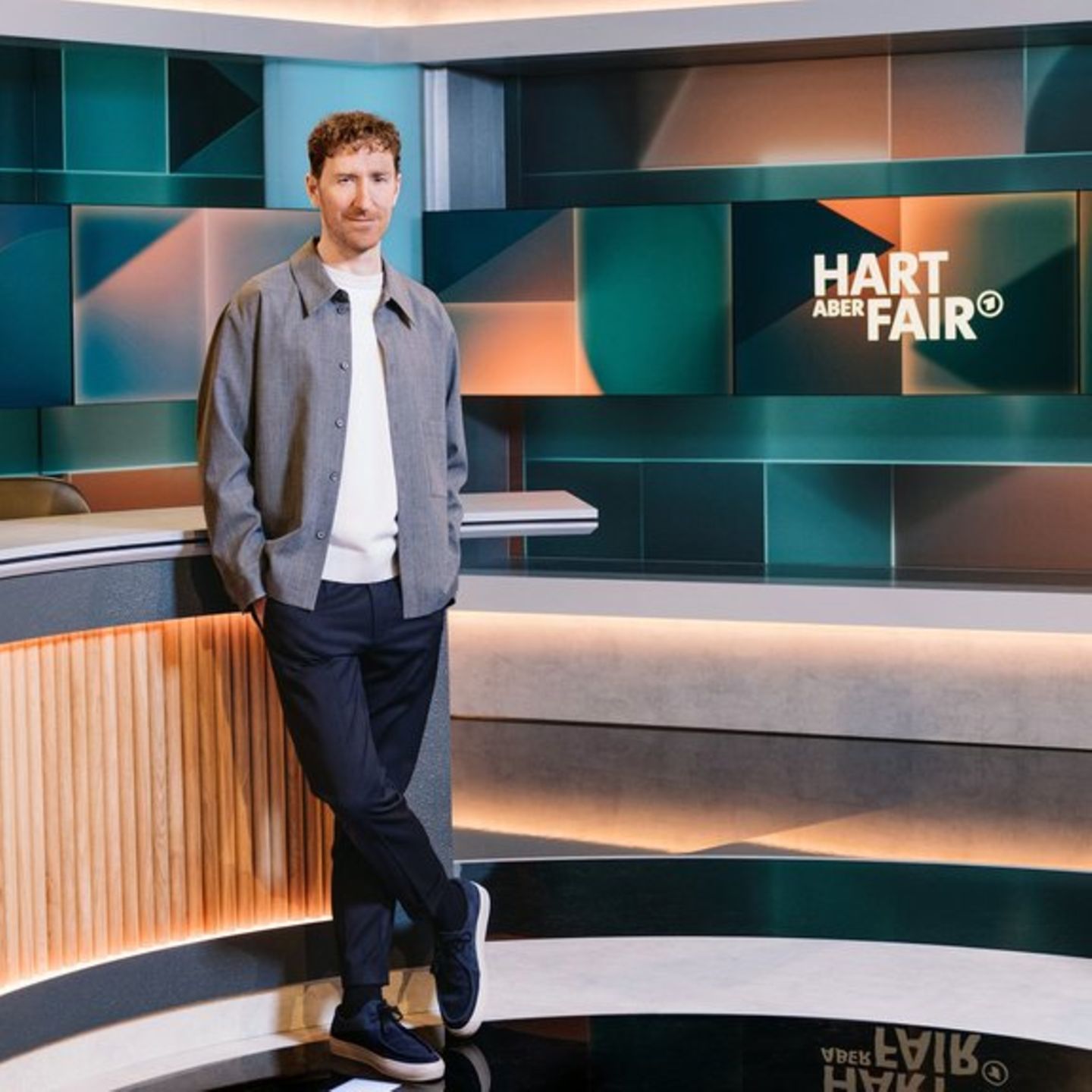 Louis Klamroth diskutiert montags in seiner ARD-Talkshow "Hart aber fair" mit prominenten Gästen.