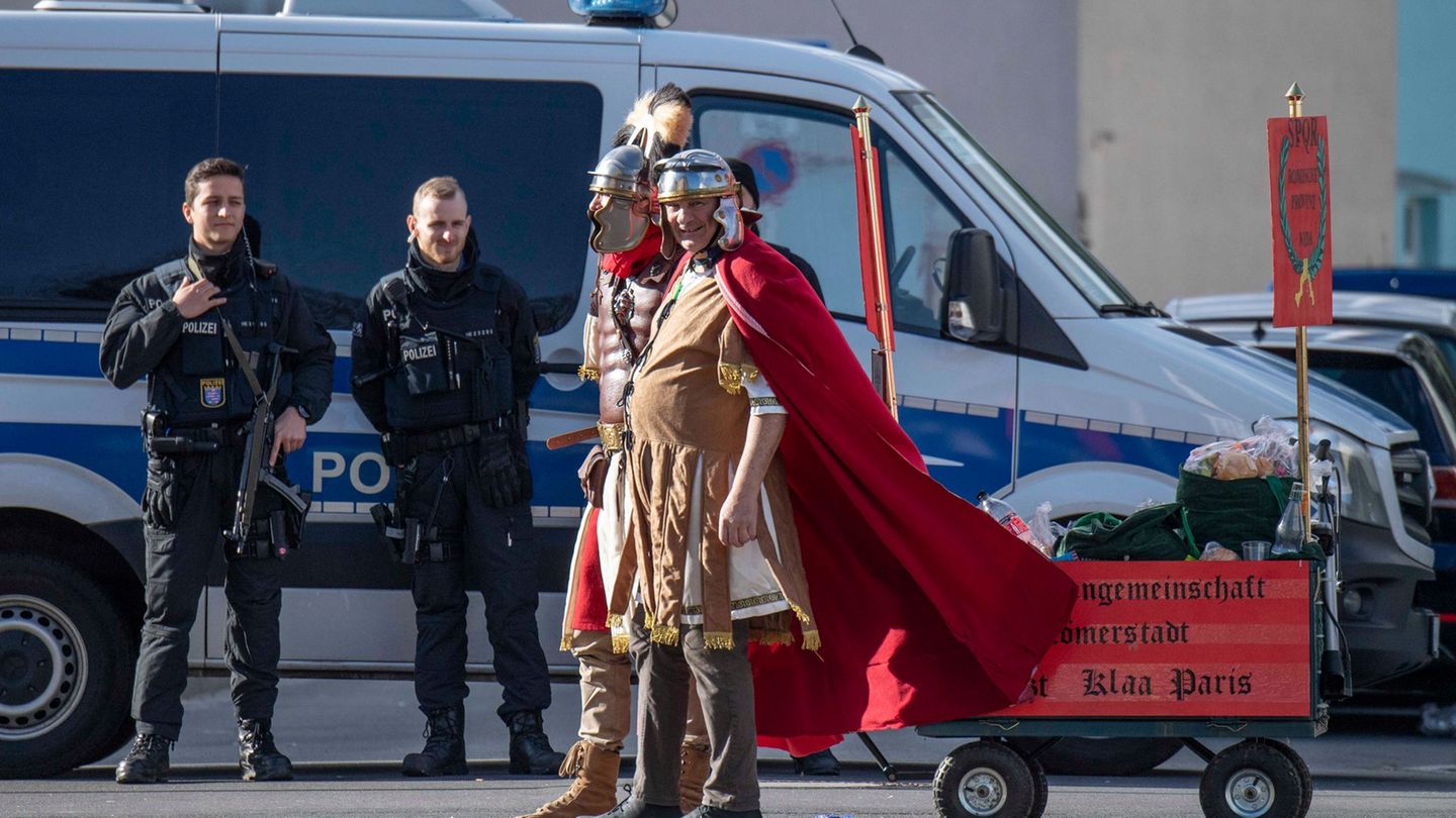 Die Polizei wird auch in diesem Jahr verstärkt Präsenz zeigen. (Archivbild) Foto: Boris Roessler/dpa