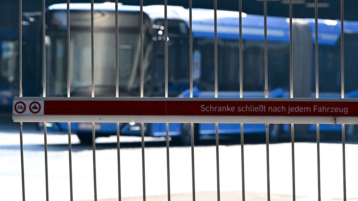 Im Tarifkonflikt im bayerischen Nahverkehr setzt die Gewerkschaft Verdi auf Warnstreiks. (Archivbild) Foto: Sven Hoppe/dpa