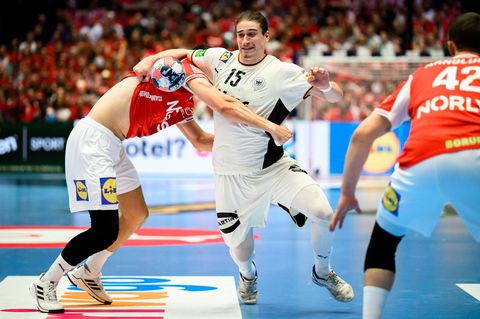 Dänemarks Mads Hoxer (l.) und Deutschlands Juri Knorr (M.) ringen im Finale der Handball-EM um den Titel