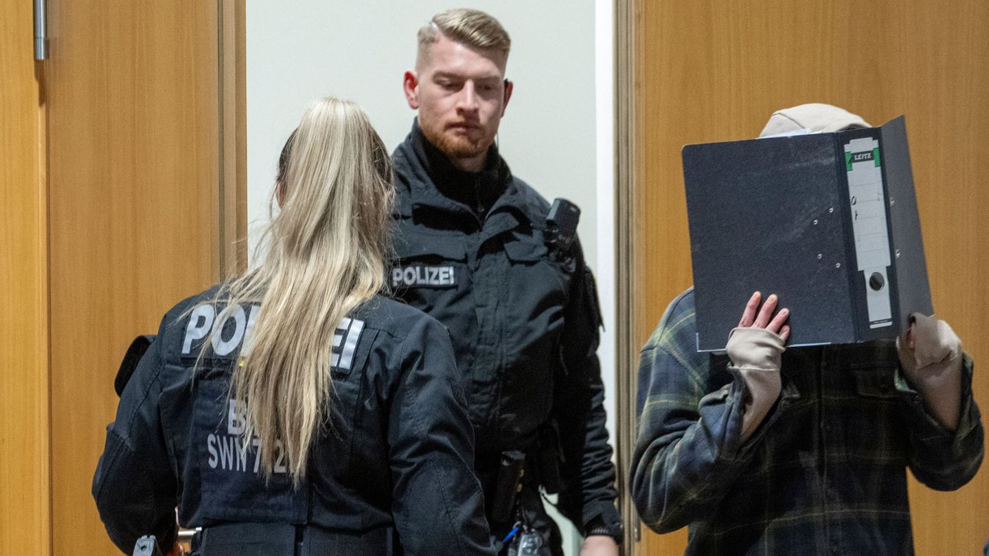 Zu Beginn des Prozesses sagte der Angeklagte nichts. Foto: Stefan Puchner/dpa