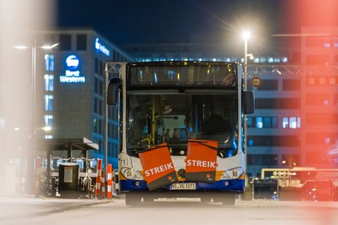 Stillstand beim Wiesbadener Busunternehmen Eswe Verkehr - laut Gewerkschaft Verdi fuhren am Morgen wegen eines Warnstreiks in de