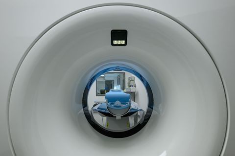 Das Bild zeigt einen Computertomographen. Foto: Patrick Pleul/dpa