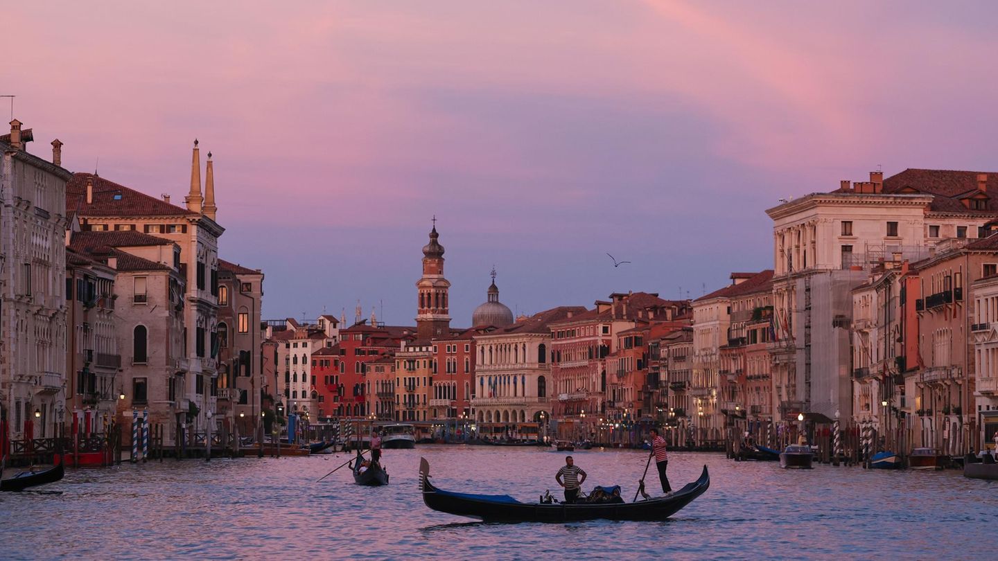 Ein Kurzbesuch in Venedig geht an einigen Tagen im Jahr nicht mehr ohne Eintritt. Die erste Testphase für das weltweit einzigartige Bezahlsystem führte die Stadt 2024 durch – und das hat so gut funktioniert, dass der Eintritt beibehalten wurde. An Wochenenden und Feiertagen müssen Besucher mit Preisen bis zu 10 Euro pro Person rechnen