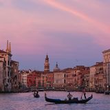 Ein Kurzbesuch in Venedig geht an einigen Tagen im Jahr nicht mehr ohne Eintritt. Die erste Testphase für das weltweit einzigartige Bezahlsystem führte die Stadt 2024 durch – und das hat so gut funktioniert, dass der Eintritt beibehalten wurde. An Wochenenden und Feiertagen müssen Besucher mit Preisen bis zu 10 Euro pro Person rechnen
