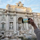 Für den direkten Zugang zum Wasserbecken des Trevi-Brunnens müssen Besucher ab sofort zwei Euro Eintritt zahlen – früher war der noch umsonst. Damit will die Stadt der Überfüllung entgegenwirken und die beliebte Sehenswürdigkeit schützen. Die große Piazza vor dem Brunnen bleibt aber weiterhin für alle frei zugänglich