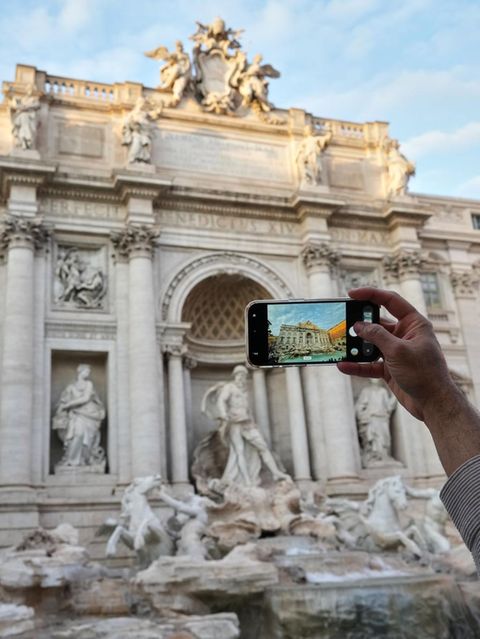 Für den direkten Zugang zum Wasserbecken des Trevi-Brunnens müssen Besucher ab sofort zwei Euro Eintritt zahlen – früher war der noch umsonst. Damit will die Stadt der Überfüllung entgegenwirken und die beliebte Sehenswürdigkeit schützen. Die große Piazza vor dem Brunnen bleibt aber weiterhin für alle frei zugänglich