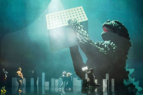 In dem Stück kämpft ein Monster gegen einen Despoten. Foto: Tanja Dorendorf/Staatsoper Hamburg/dpa