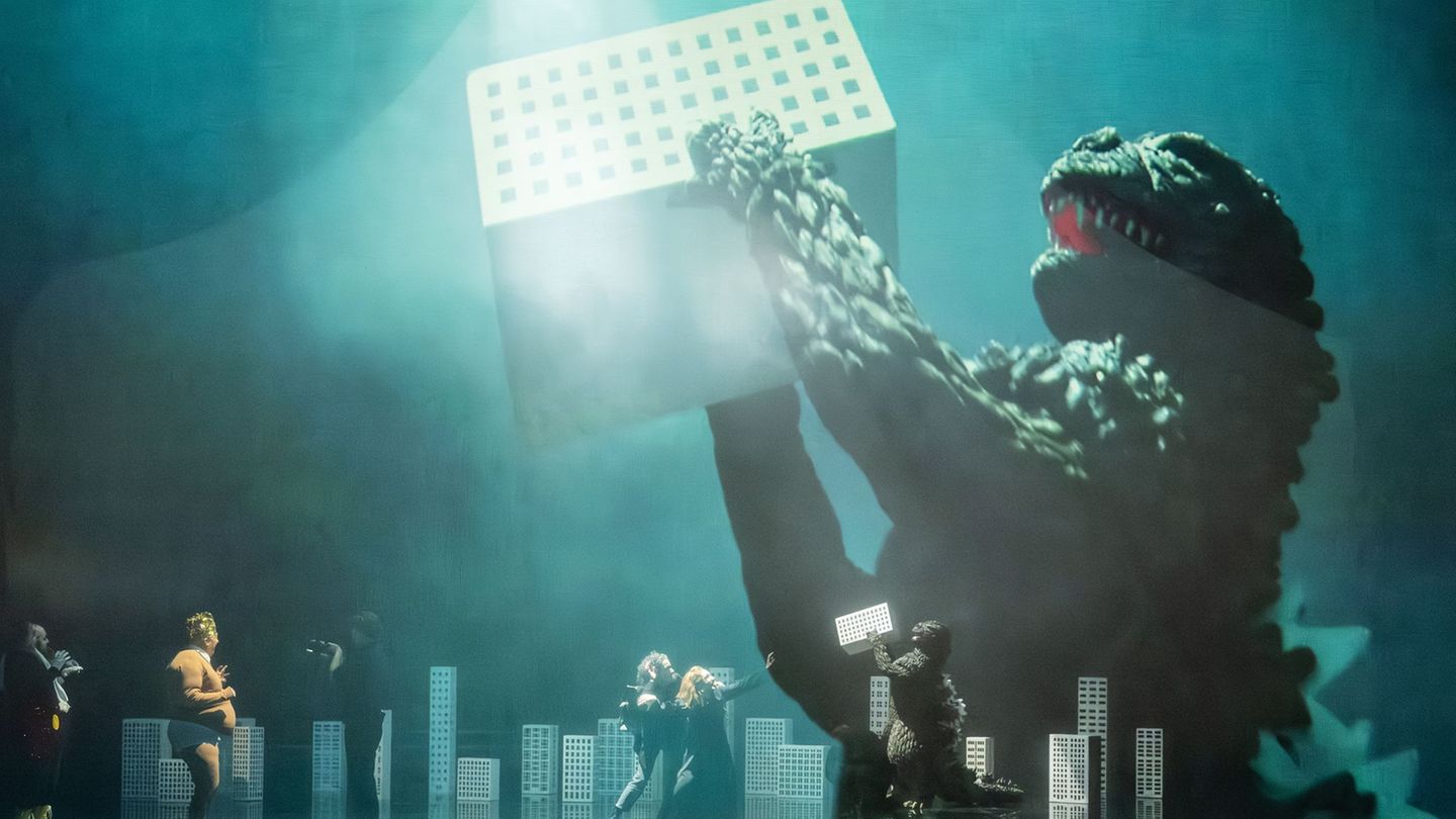 In dem Stück kämpft ein Monster gegen einen Despoten. Foto: Tanja Dorendorf/Staatsoper Hamburg/dpa