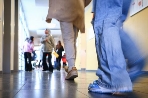 Jugendliche, die noch keinen Plan für die Zeit nach der Schule haben, sollen besser begleitet werden. (Symbolbild) Foto: Christi