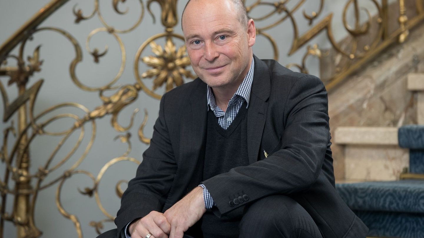 Jens-Daniel Herzog bleibt für fünf weitere Jahre Intendant an Bayerns größtem Mehrspartenhaus. (Archivbild) Foto: Daniel Karmann