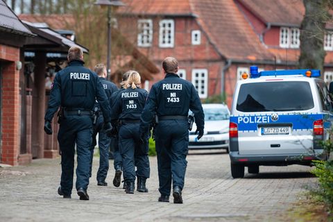 Polizisten bei einer Razzia