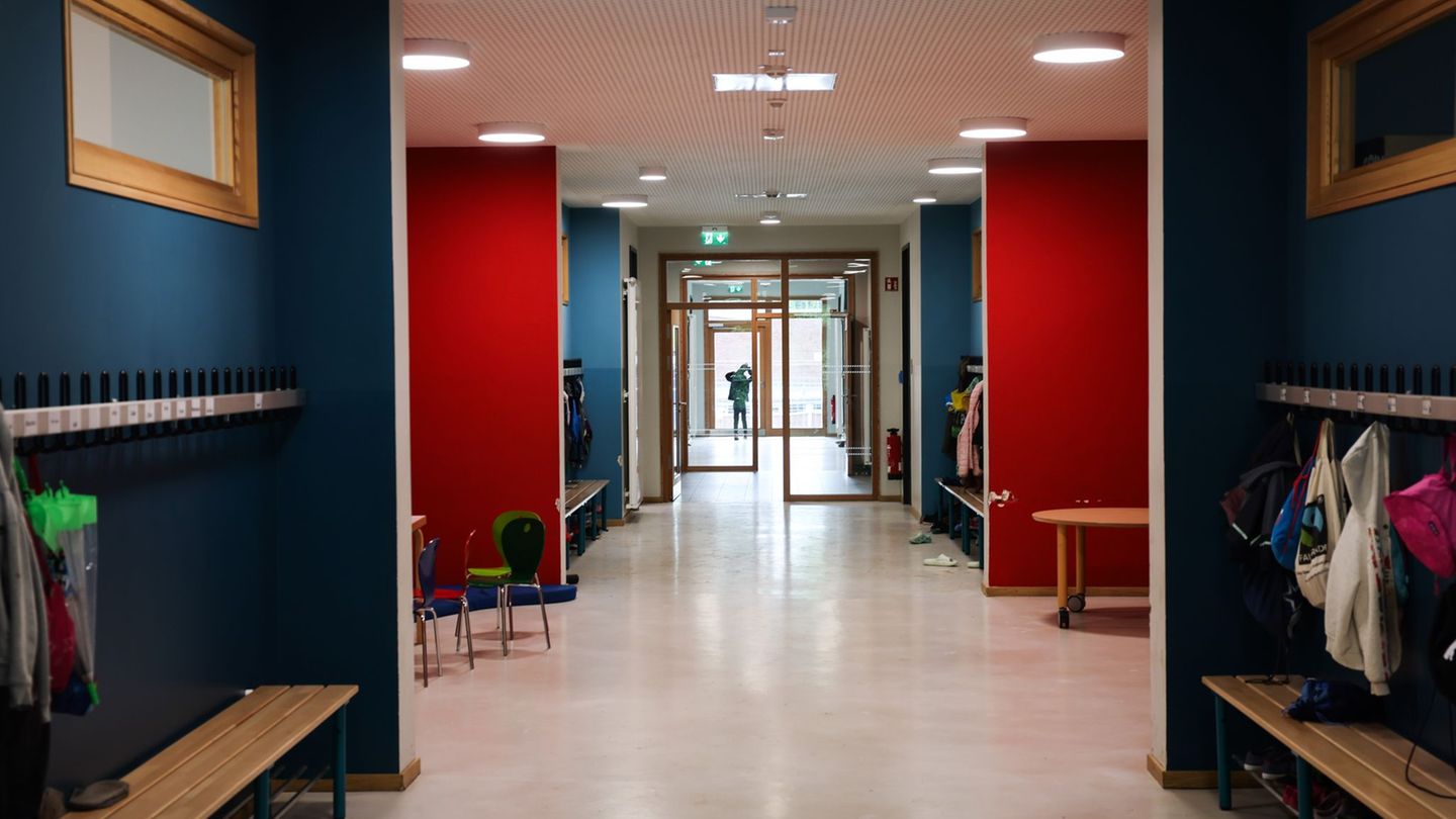 Knapp 17.000 Jungen und Mächen wurden für das im Sommer beginnende neue Schuljahr an Hamburgs Grundschulen angemeldet. (Archivbi