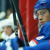 Die kanadische Indie-Produktion wurde ursprünglich für einen lokalen Streaming-Anbieter entwickelt, dann von HBO übernommen. Sie basiert auf den Büchern der kanadischen Autorin Rachel Reid, die auf Booktok eine große Fan-Gemeinde für ihre queeren Liebesgeschichten gefunden hat. Sie schrieb "Heated Rivalry" unter anderem deshalb, weil sie sich als Hockey-Fan über die Homophobie im Sport ärgerte. Die Serie hat seit ihrem Erscheinen im November weltweit einen regelrechten Hype ausgelöst. Sogar Ticket-Verkäufe für Eishockey-Spiele der NHL stiegen nach den ersten Folgen um 20 Prozent