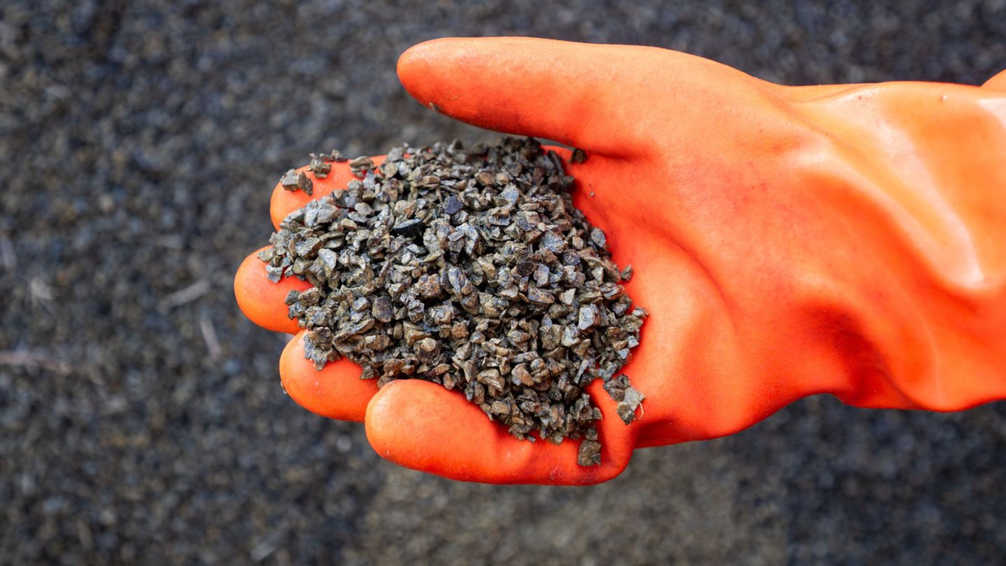 Angesichts des Winterwetters bleibt Splitt in Berlin gefragt. (Archivbild) Foto: Christophe Gateau/dpa