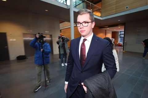 Daniel Halemba von der AfD auf dem Weg in den Gerichtssaal im Amtsgericht Würzburg