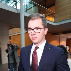 Daniel Halemba von der AfD auf dem Weg in den Gerichtssaal im Amtsgericht Würzburg