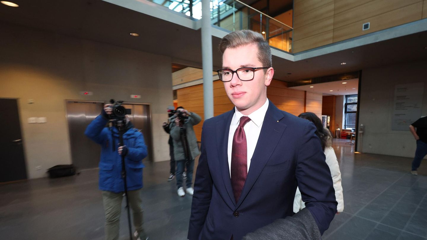 Daniel Halemba von der AfD auf dem Weg in den Gerichtssaal im Amtsgericht Würzburg