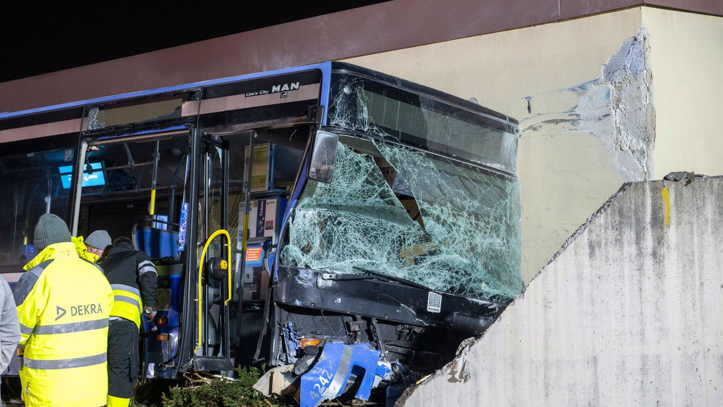 Ermittlungen-Nach-t-dlichem-Busunfall-in-M-nchen-wird-weiter-ermittelt