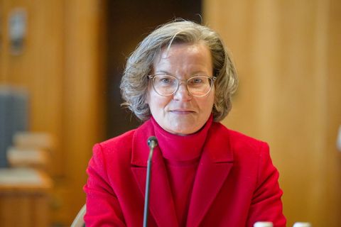 Was hat die Debatte um "Lifestyle-Teilzeit" mit Max Giesinger zu tun? Nordrhein-Westfalens Heimatministerin Ina Scharrenbach hat