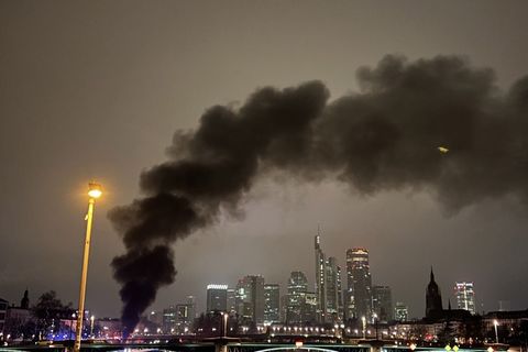 Eine Rauchsäule steigt am Frankfurter Mainufer auf. Foto: -/Feuerwehr Frankfurt am Main/dpa
