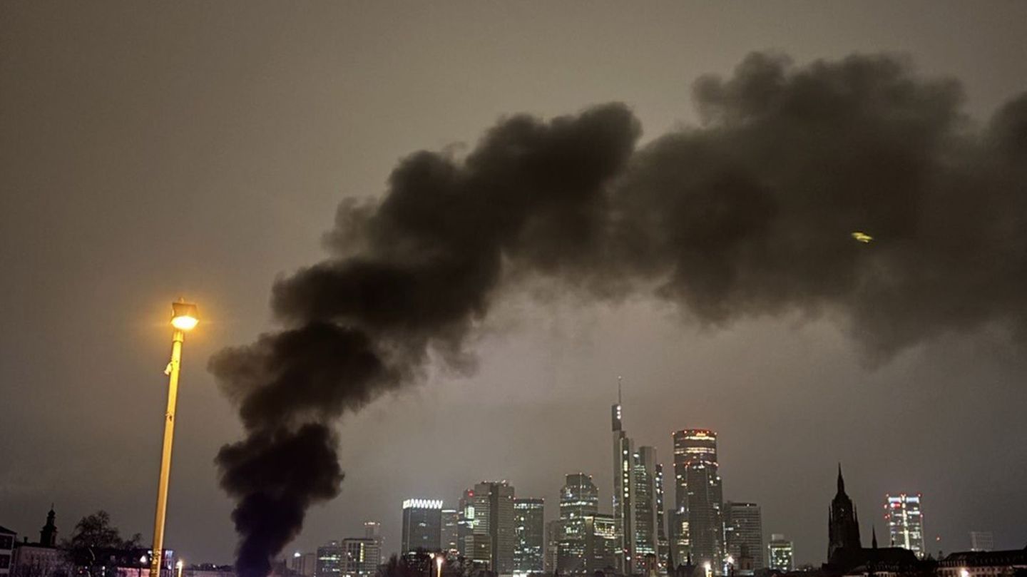 Eine Rauchsäule steigt am Frankfurter Mainufer auf. Foto: -/Feuerwehr Frankfurt am Main/dpa