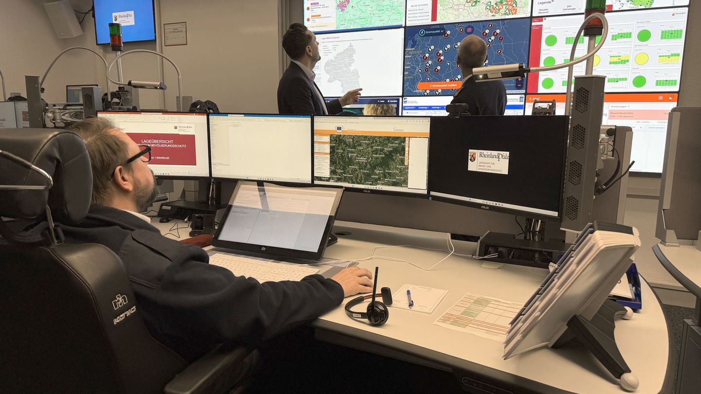 Die Spinne im Netz - im neuen Landesamt für Brand- und Katastrophenschutz in Koblenz sollen die Fäden bei Lagen zusammenlaufen.