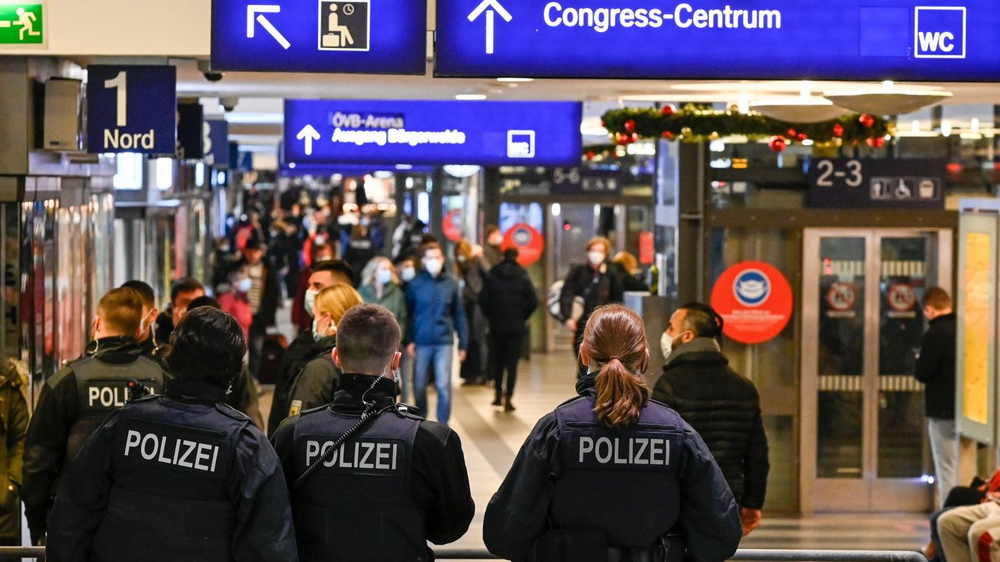 Ein Spezialfahnder hat einen mutmaßlichen Straftäter am Bremer Hauptbahnhof wiedererkannt. (Symbolfoto) Foto: Karsten Klama/dpa