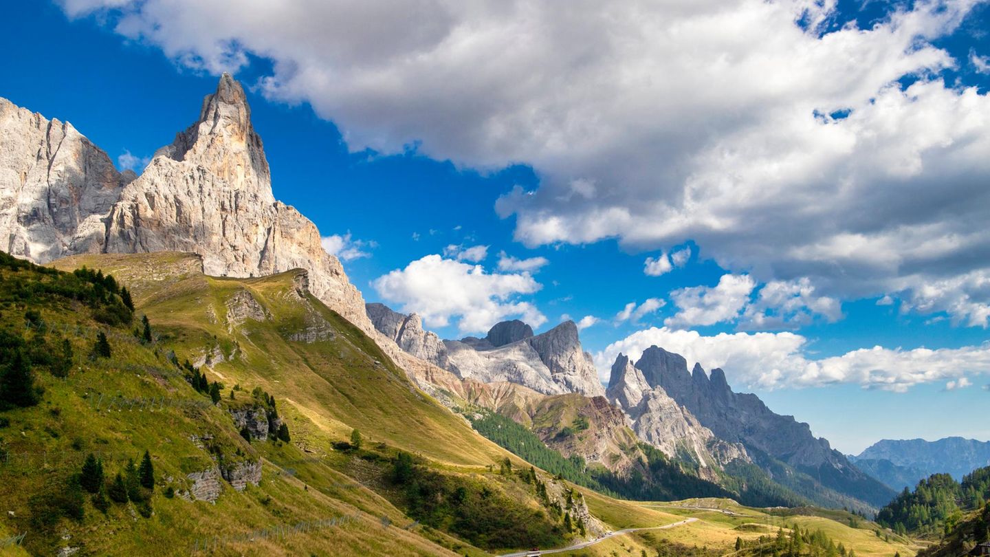 Auch in den Dolomiten setzen sich Anwohner gegen den Massentourismus zur Wehr. Mit hohen Maut- und Parkplatzgebühren versuchen Gemeinden, den extrem hohen Zustrom zu begrenzen. Ein Bauer hat vor dem Wanderweg auf seinem Grund sogar ein Bezahl-Drehkreuz installiert. Dabei sei es ihm jedoch weniger um Profit gegangen als darum, gegen die Menschen zu protestieren, die unachtsam mit dem Alpengebiet umgehen