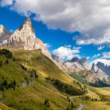 Auch in den Dolomiten setzen sich Anwohner gegen den Massentourismus zur Wehr. Mit hohen Maut- und Parkplatzgebühren versuchen Gemeinden, den extrem hohen Zustrom zu begrenzen. Ein Bauer hat vor dem Wanderweg auf seinem Grund sogar ein Bezahl-Drehkreuz installiert. Dabei sei es ihm jedoch weniger um Profit gegangen als darum, gegen die Menschen zu protestieren, die unachtsam mit dem Alpengebiet umgehen
