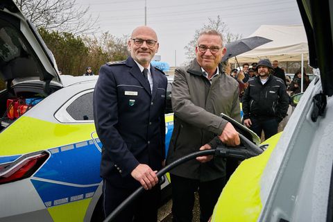 Bei der Vorstellung hat Innenminister Thomas Strobl (CDU) mit angepackt. Foto: Steffen Schmid/Innenministerium Baden-Württemberg