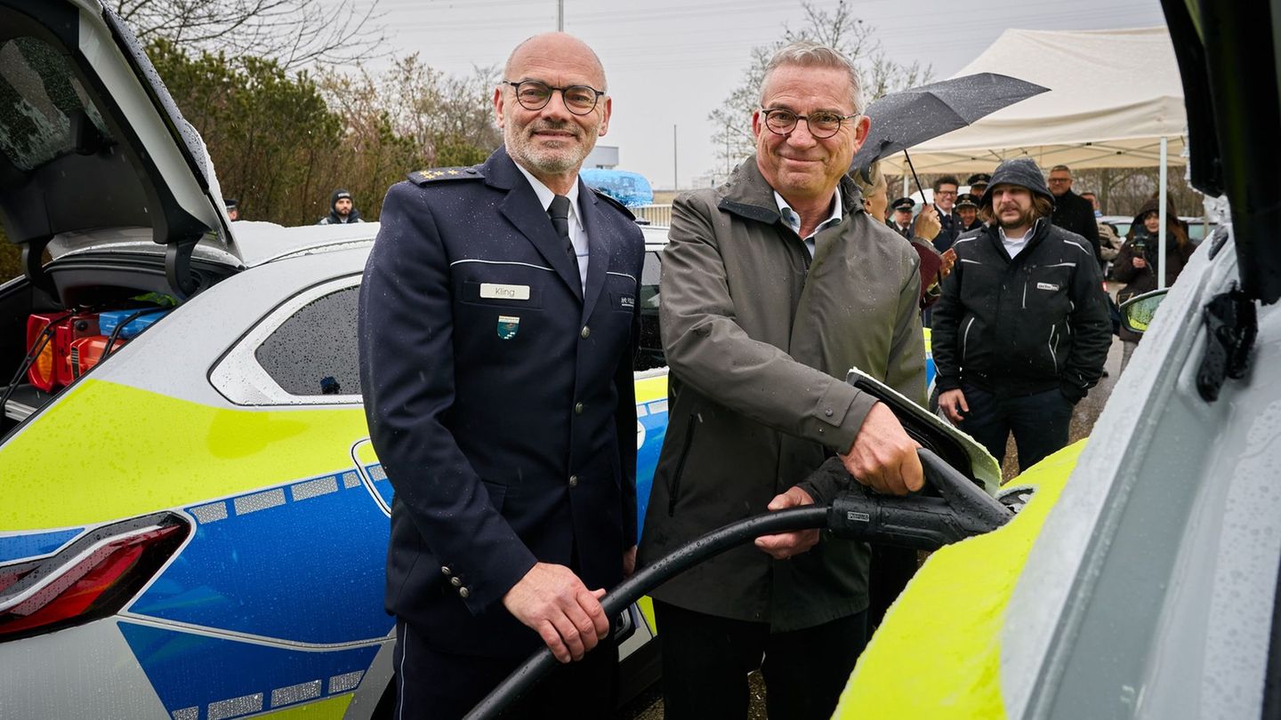 Bei der Vorstellung hat Innenminister Thomas Strobl (CDU) mit angepackt. Foto: Steffen Schmid/Innenministerium Baden-Württemberg