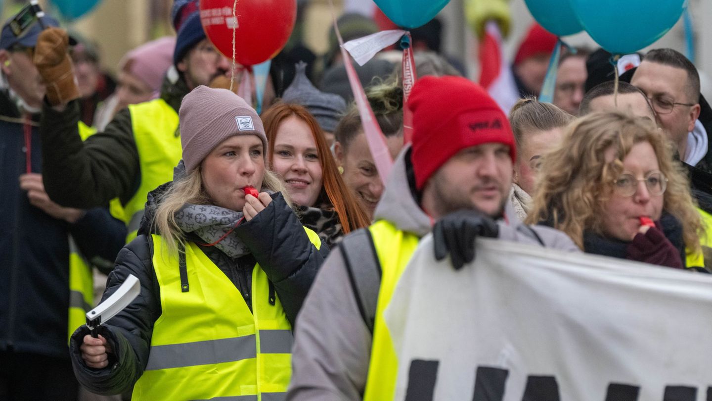 Warnstreiks sollen den Druck auf die Arbeitgeber erhöhen. (Archivbild) Foto: Stefan Sauer/dpa