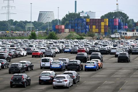 Neuwagen am Duisburger Hafen