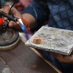 Nach der Rekordrally sackte der Goldpreis zuletzt wieder ab. (Archivbild) Foto: Prabhat Kumar Verma/ZUMA Press Wire/dpa