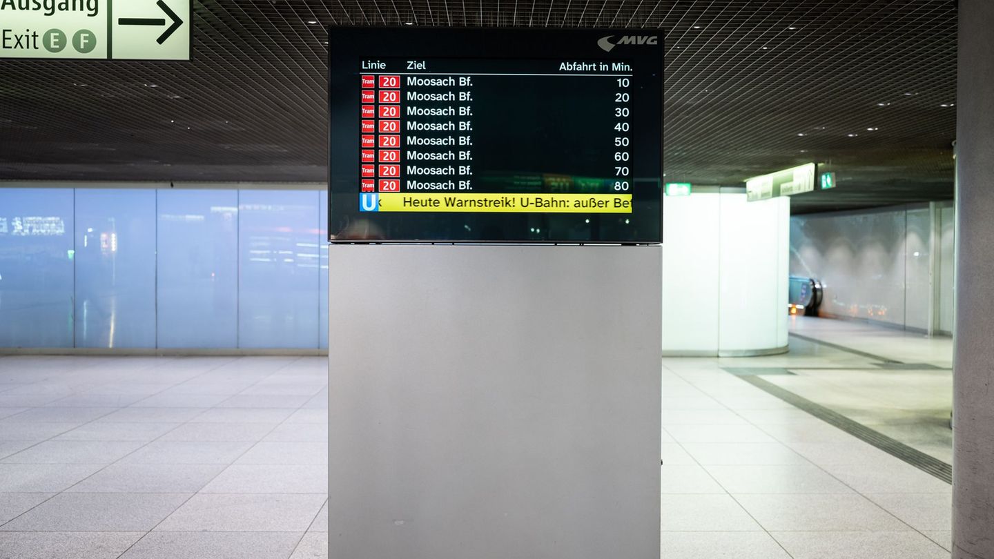 Eine Anzeigetafel in München. Foto: Lukas Barth-Tuttas/dpa