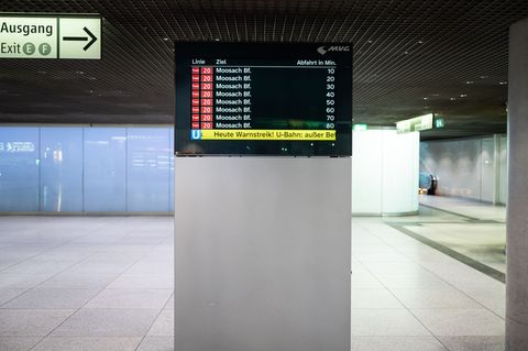 Eine Anzeigetafel in München. Foto: Lukas Barth-Tuttas/dpa