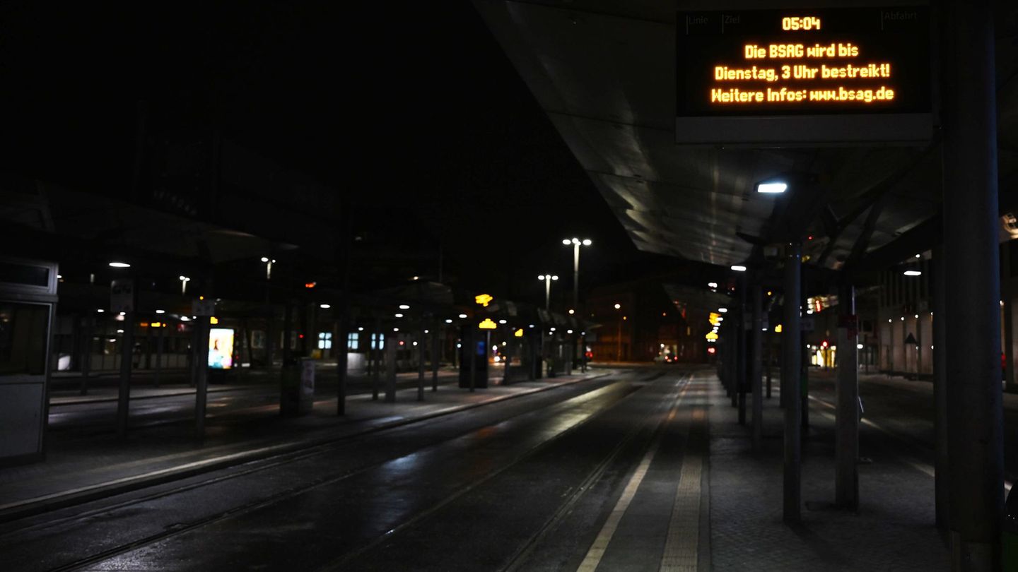 Leere Haltestellen in Bremen: Wegen eines Warnstreiks fahren weder Busse noch Bahnen. Foto: Shireen Broszies/dpa