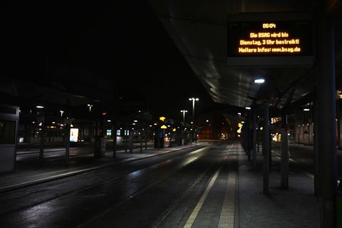 Leere Haltestellen in Bremen: Wegen eines Warnstreiks fahren weder Busse noch Bahnen. Foto: Shireen Broszies/dpa