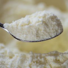 Ein Löffel mit Baby-Milchpulver. (ILLUSTRATION) Foto: Armin Weigel/dpa