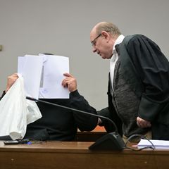 Der Student verbarg sein Gesicht zu Beginn des Prozesses. Foto: Malin Wunderlich/dpa