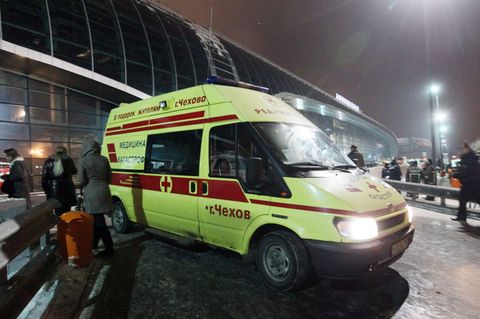 Ein Krankenwagen steht in Russland vor einem Gebäude