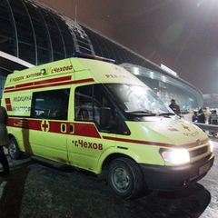Ein Krankenwagen steht in Russland vor einem Gebäude