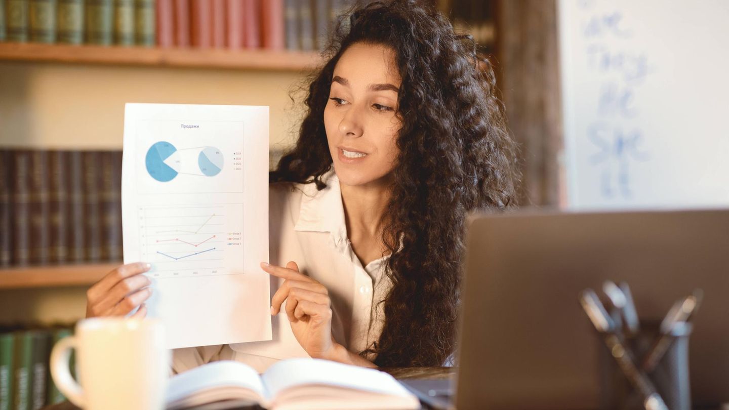 Sales: Frau mit Diagramm