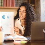 Sales: Frau mit Diagramm