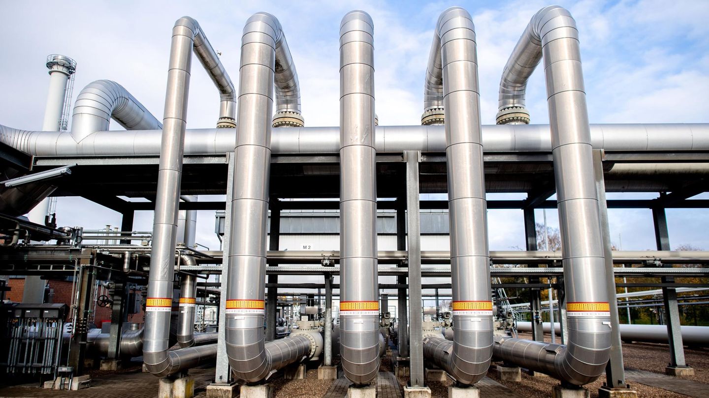 Rohre verlaufen an einer technischen Anlage zur Verdichtung von Erdgas