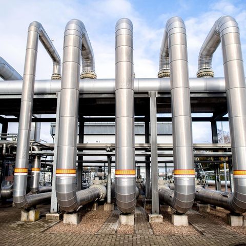 Rohre verlaufen an einer technischen Anlage zur Verdichtung von Erdgas