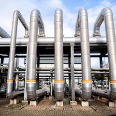 Rohre verlaufen an einer technischen Anlage zur Verdichtung von Erdgas