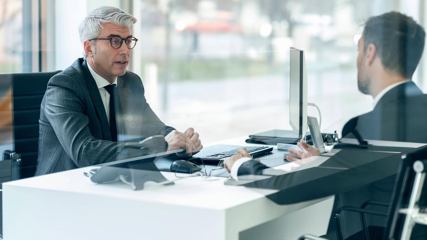 Zwei Männer bei einem Gespräch